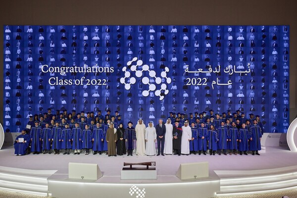 全球首所AI大学表彰首届毕业生